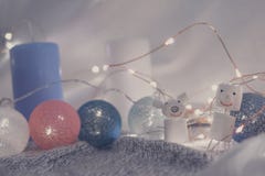 liten svin och snögubbe från marshmallower mot bakgrunden av julgarnering royaltyfria bilder liten svin och snögubbe från marshmallower mot bakgrunden av julgarnering royaltyfria bilder