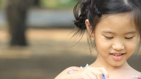 Litet asiatiskt barn som har roliga danandebubblor stock video Litet asiatiskt barn som har roliga danandebubblor stock video