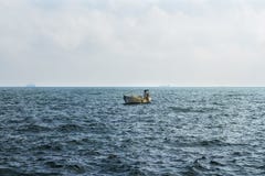 Litet fisherfartyg som driver i Blacket Sea arkivbild Litet fisherfartyg som driver i Blacket Sea arkivbild