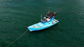 Litet fiskebåtanseende på en lång rad arkivbild Litet fiskebåtanseende på en lång rad arkivbild