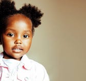 Litet gulligt sött spela för afrikansk amerikanflicka som är lyckligt med leksaker Royaltyfri Bild Litet gulligt sött spela för afrikansk amerikanflicka som är lyckligt med leksaker Royaltyfri Bild
