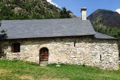 Litet romanskt kapell i Pyreneesna Catalonia Spanien Royaltyfria Foton Litet romanskt kapell i Pyreneesna Catalonia Spanien Royaltyfria Foton