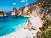 Litoral, penhascos e oceano azul na ilha de Nusa Penida imagem de stock royalty free Litoral, penhascos e oceano azul na ilha de Nusa Penida imagem de stock royalty free
