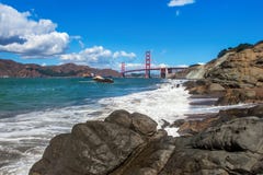 Litorale roccioso e golden gate bridge a San Francisco. fotografie stock libere da diritti Litorale roccioso e golden gate bridge a San Francisco. fotografie stock libere da diritti