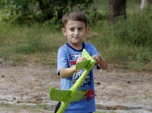 Little Boy nel parco Giocando con un aeroplano del ` s dei bambini fotografia stock libera da diritti Little Boy nel parco Giocando con un aeroplano del ` s dei bambini fotografia stock libera da diritti