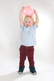 Little Boy pose dans le studio image stock Little Boy pose dans le studio image stock
