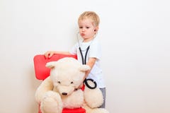 Little Boy que joga o doutor imagens de stock Little Boy que joga o doutor imagens de stock