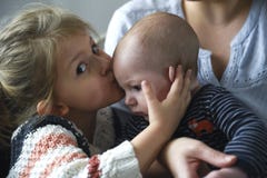 Little girl kissing her baby brother royalty free stock photography Little girl kissing her baby brother royalty free stock photography