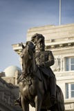 Liverpool, UK, 24th Juni 2014, monument för konung Edward VII och staty utanför den berömda kungliga levern som igen bygger bl royaltyfri bild Liverpool, UK, 24th Juni 2014, monument för konung Edward VII och staty utanför den berömda kungliga levern som igen bygger bl royaltyfri bild