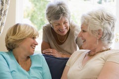 living room smiling talking three women στοκ φωτογραφία με δικαίωμα ελεύθερης χρήσης living room smiling talking three women στοκ φωτογραφία με δικαίωμα ελεύθερης χρήσης