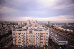 Livoberezhna& x27; edificios residenciales de gran altura de s cerca de la estación de metro imagen de archivo Livoberezhna& x27; edificios residenciales de gran altura de s cerca de la estación de metro imagen de archivo