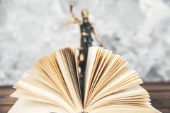 Livre avec la dame de justice photo stock Livre avec la dame de justice photo stock