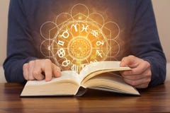 Livre d'horoscope d'astrologie photo libre de droits Livre d'horoscope d'astrologie photo libre de droits