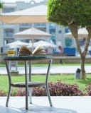 Livre ouvert sur une table d'hôtel de vacances images libres de droits Livre ouvert sur une table d'hôtel de vacances images libres de droits
