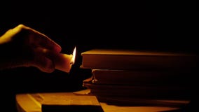 Livres et bougie Incendie et fumée Cire disjointe banque de vidéos Livres et bougie Incendie et fumée Cire disjointe banque de vidéos