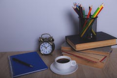 Livres et crayons image stock Livres et crayons image stock