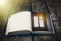 Livro aberto velho em uma tabela de madeira Composição do vintage Biblioteca antiga Literatura antiga Atmosfera fabulosa fotografia de stock Livro aberto velho em uma tabela de madeira Composição do vintage Biblioteca antiga Literatura antiga Atmosfera fabulosa fotografia de stock
