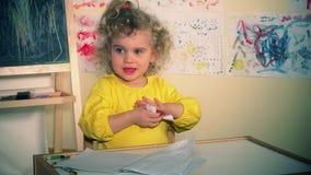 Livro de papel de rasgo da menina bonito Criança furada video estoque Livro de papel de rasgo da menina bonito Criança furada video estoque