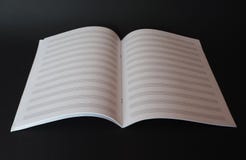 Livro vazio da folha de m?sica para escrever as notas isoladas no fundo preto fotos de stock Livro vazio da folha de m?sica para escrever as notas isoladas no fundo preto fotos de stock