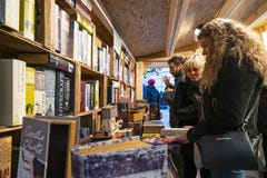 Livros da compra em uma livraria fotografia de stock Livros da compra em uma livraria fotografia de stock