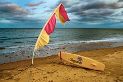 Livräddares bräde på stranden royaltyfria foton Livräddares bräde på stranden royaltyfria foton