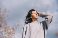 Livsstil- och folkbegreppslynne Nedersta sikt av handelsresanden för ung kvinna för attraktiv brunett den Caucasian med blåsigt h arkivfoto Livsstil- och folkbegreppslynne Nedersta sikt av handelsresanden för ung kvinna för attraktiv brunett den Caucasian med blåsigt h arkivfoto
