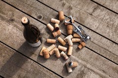 Lièges et tire-bouchon de vin Images libres de droits Lièges et tire-bouchon de vin Images libres de droits