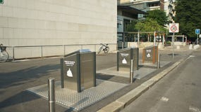 Ljubljana, Eslovenia - 07/19/2015 - basura que clasifica en centro de ciudad, empaquetado de recogida moderno y envases subterrán fotos de archivo libres de regalías Ljubljana, Eslovenia - 07/19/2015 - basura que clasifica en centro de ciudad, empaquetado de recogida moderno y envases subterrán fotos de archivo libres de regalías