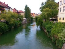 LJUBLJANA, ESLOVÊNIA - EM JULHO DE 2014: Ljubljana - Eslovênia - centro de cidade, vista no rio fotos de stock royalty free LJUBLJANA, ESLOVÊNIA - EM JULHO DE 2014: Ljubljana - Eslovênia - centro de cidade, vista no rio fotos de stock royalty free