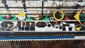 Ljubljana, Eslovênia - 07/19/2015 - objeto da arte em Metelkova, distrito artístico com construções coloridas, graffitti, escultu imagens de stock Ljubljana, Eslovênia - 07/19/2015 - objeto da arte em Metelkova, distrito artístico com construções coloridas, graffitti, escultu imagens de stock