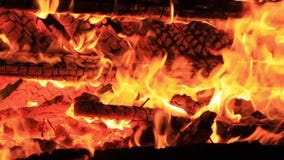 Ljud av nattsyrsor, vatten som sveper, och brandknastrande Extrem närbildvideo av en brasa Ljud av nattsyrsor, vatten som sveper, och brandknastrande Extrem närbildvideo av en brasa