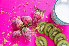 Ljus frukostbild - sädesslag, blått exponeringsglas av kon mjölkar och frukter på fuchsiatabellen arkivfoto Ljus frukostbild - sädesslag, blått exponeringsglas av kon mjölkar och frukter på fuchsiatabellen arkivfoto