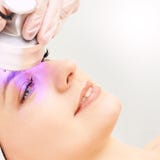 Ljus infrar?d terapi Cosmetologyhuvudtillv?gag?ngss?tt kvinna f?r smink f?r sk?nhetframsidamode Kosmetisk salongapparat Ansikts- royaltyfri bild Ljus infrar?d terapi Cosmetologyhuvudtillv?gag?ngss?tt kvinna f?r smink f?r sk?nhetframsidamode Kosmetisk salongapparat Ansikts- royaltyfri bild