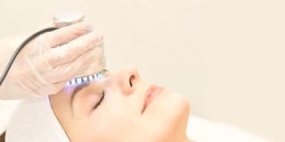 Ljus infrar?d terapi Cosmetologyhuvudtillv?gag?ngss?tt kvinna f?r smink f?r sk?nhetframsidamode Kosmetisk salongapparat Ansikts- royaltyfri foto Ljus infrar?d terapi Cosmetologyhuvudtillv?gag?ngss?tt kvinna f?r smink f?r sk?nhetframsidamode Kosmetisk salongapparat Ansikts- royaltyfri foto