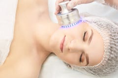 Ljus infrar?d terapi Cosmetologyhuvudtillv?gag?ngss?tt kvinna f?r smink f?r sk?nhetframsidamode Kosmetisk salongapparat Ansikts- royaltyfria foton Ljus infrar?d terapi Cosmetologyhuvudtillv?gag?ngss?tt kvinna f?r smink f?r sk?nhetframsidamode Kosmetisk salongapparat Ansikts- royaltyfria foton