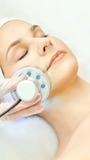 Ljus infrar?d terapi Cosmetologyhuvudtillv?gag?ngss?tt kvinna f?r smink f?r sk?nhetframsidamode Kosmetisk salongapparat Ansikts- royaltyfri bild Ljus infrar?d terapi Cosmetologyhuvudtillv?gag?ngss?tt kvinna f?r smink f?r sk?nhetframsidamode Kosmetisk salongapparat Ansikts- royaltyfri bild