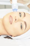 Ljus infrar?d terapi Cosmetologyhuvudtillv?gag?ngss?tt kvinna f?r smink f?r sk?nhetframsidamode Kosmetisk salongapparat Ansikts- royaltyfria foton Ljus infrar?d terapi Cosmetologyhuvudtillv?gag?ngss?tt kvinna f?r smink f?r sk?nhetframsidamode Kosmetisk salongapparat Ansikts- royaltyfria foton