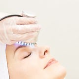 Ljus infrar?d terapi Cosmetologyhuvudtillv?gag?ngss?tt kvinna f?r smink f?r sk?nhetframsidamode Kosmetisk salongapparat Ansikts- royaltyfri fotografi Ljus infrar?d terapi Cosmetologyhuvudtillv?gag?ngss?tt kvinna f?r smink f?r sk?nhetframsidamode Kosmetisk salongapparat Ansikts- royaltyfri fotografi