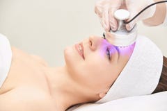 Ljus infrar?d terapi Cosmetologyhuvudtillv?gag?ngss?tt kvinna f?r smink f?r sk?nhetframsidamode Kosmetisk salongapparat Ansikts- royaltyfria bilder Ljus infrar?d terapi Cosmetologyhuvudtillv?gag?ngss?tt kvinna f?r smink f?r sk?nhetframsidamode Kosmetisk salongapparat Ansikts- royaltyfria bilder