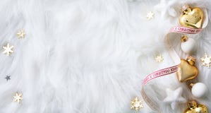 Ljus jul; Semestrar bakgrund med Xmas-garnering på wh arkivbild Ljus jul; Semestrar bakgrund med Xmas-garnering på wh arkivbild