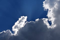 LJUS LIST RUNT OM MOLN arkivbild LJUS LIST RUNT OM MOLN arkivbild