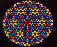 Ljust glänsande runt målat glassfönster arkivfoton Ljust glänsande runt målat glassfönster arkivfoton