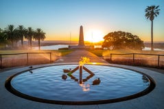 Llama eterna con el monumento de guerra del estado en Perth foto de archivo Llama eterna con el monumento de guerra del estado en Perth foto de archivo