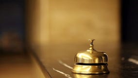 Llamada en la campana vieja del hotel en un soporte de mármol Llamada en la campana vieja del hotel en un soporte de mármol