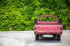 LLandudno, Galles, Regno Unito - 27 maggio 2018 camioncino d'annata visto sul garage Il parco tradizionale del veicolo davanti al fotografia stock libera da diritti LLandudno, Galles, Regno Unito - 27 maggio 2018 camioncino d'annata visto sul garage Il parco tradizionale del veicolo davanti al fotografia stock libera da diritti