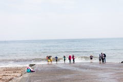 LLandudno, Ουαλία, UK - 27 Μαΐου 2018 πλήθος των ανθρώπων που στέκονται στην ακτή Διακοπές με τους φίλους στη θάλασσα Κόμμα στη θ στοκ φωτογραφίες με δικαίωμα ελεύθερης χρήσης LLandudno, Ουαλία, UK - 27 Μαΐου 2018 πλήθος των ανθρώπων που στέκονται στην ακτή Διακοπές με τους φίλους στη θάλασσα Κόμμα στη θ στοκ φωτογραφίες με δικαίωμα ελεύθερης χρήσης