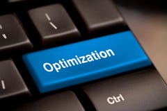 Llave con palabra de la optimización en el teclado del ordenador portátil. Llave con palabra de la optimización en el teclado del ordenador portátil.