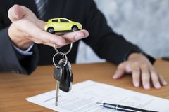 Llave del coche para el acuerdo de ventas del vehículo foto de archivo libre de regalías Llave del coche para el acuerdo de ventas del vehículo foto de archivo libre de regalías