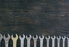 Llave inglesa de madera del fondo imagen de archivo libre de regalías Llave inglesa de madera del fondo imagen de archivo libre de regalías