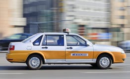 Lleve en taxi en el camino en el centro de ciudad de Changchun, China imagen de archivo libre de regalías Lleve en taxi en el camino en el centro de ciudad de Changchun, China imagen de archivo libre de regalías